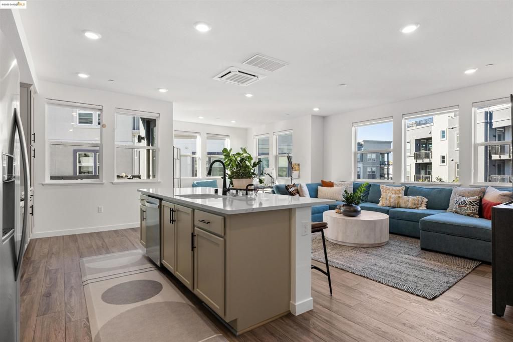 Image 1 of property listing at 2836 Tradewind Dr, Alameda, CA 94501