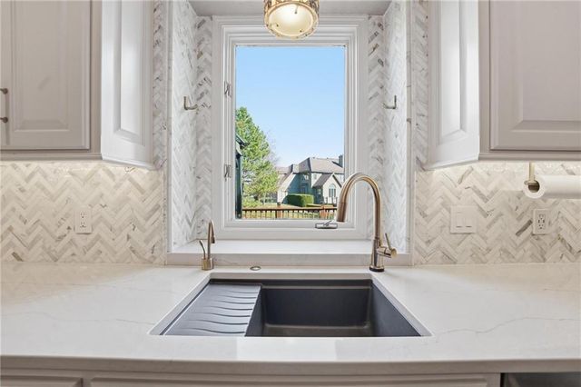 9206 W 146th Place, Overland Park, KS 66221