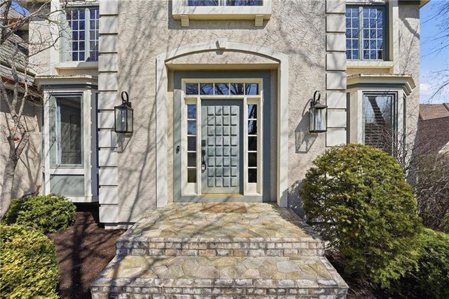 9206 W 146th Place, Overland Park, KS 66221