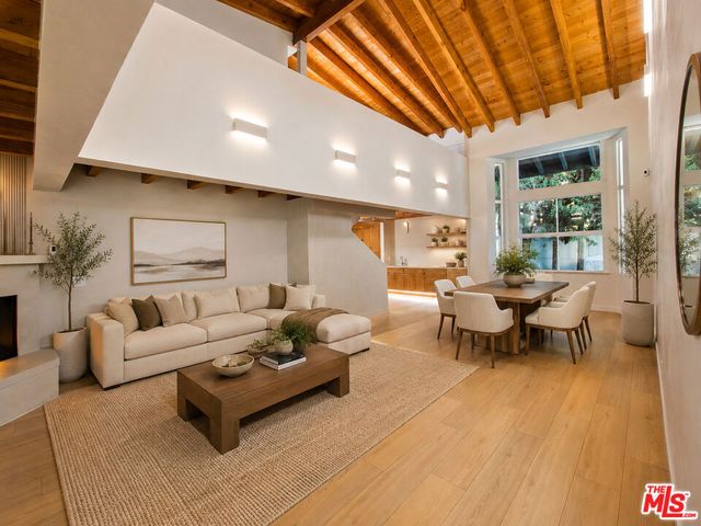 5953 Oakdale Avenue, Woodland Hills, CA 91367