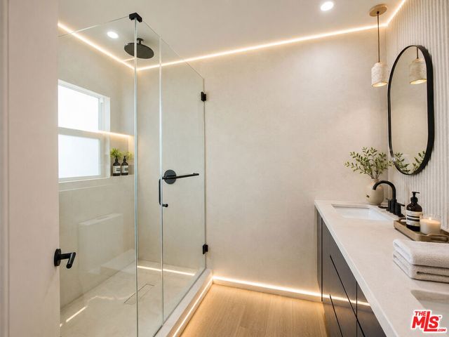 5953 Oakdale Avenue, Woodland Hills, CA 91367
