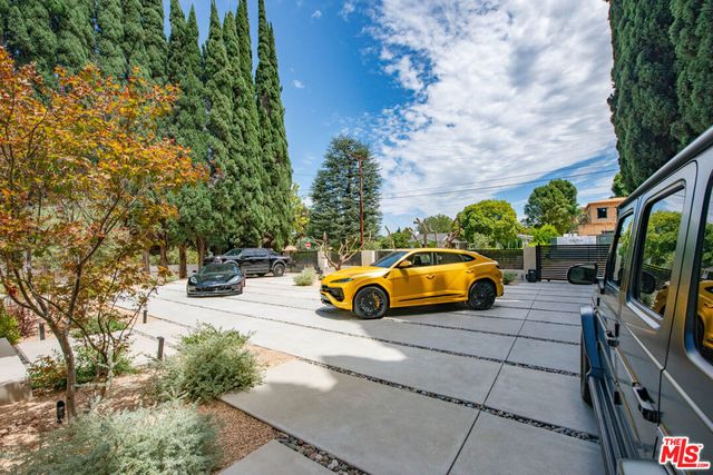 5953 Oakdale Avenue, Woodland Hills, CA 91367
