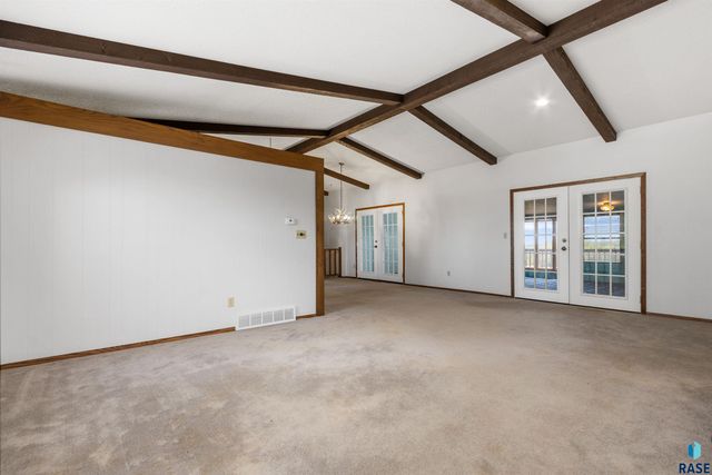 8701 E Maple St Street, Brandon, SD 57005