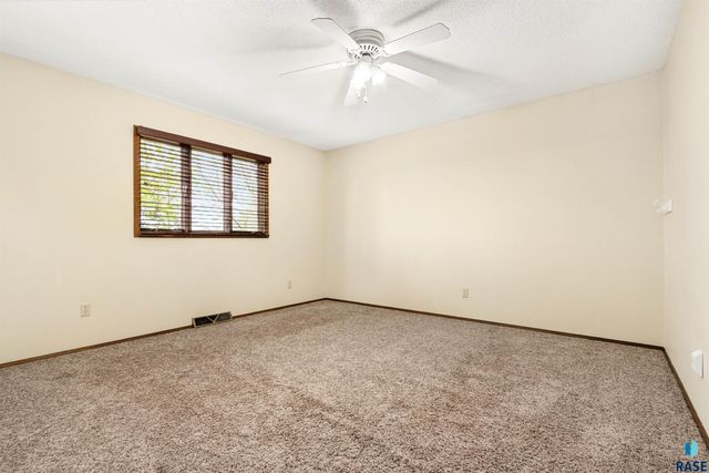 8701 E Maple St Street, Brandon, SD 57005