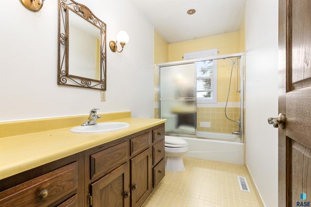 8701 E Maple St Street, Brandon, SD 57005