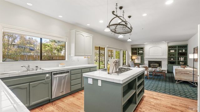 11 Saddlebrook Ct, Novato, CA 94947