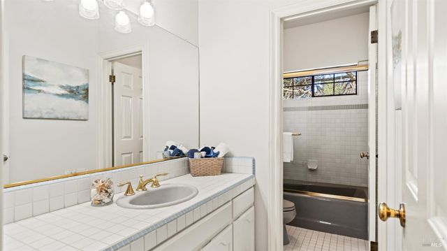 11 Saddlebrook Ct, Novato, CA 94947