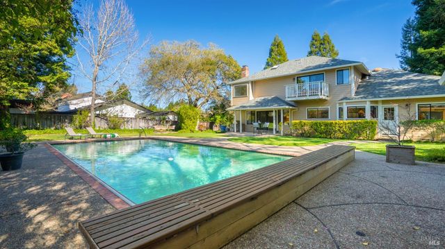 11 Saddlebrook Ct, Novato, CA 94947