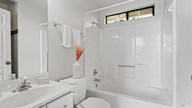 11 Saddlebrook Ct, Novato, CA 94947