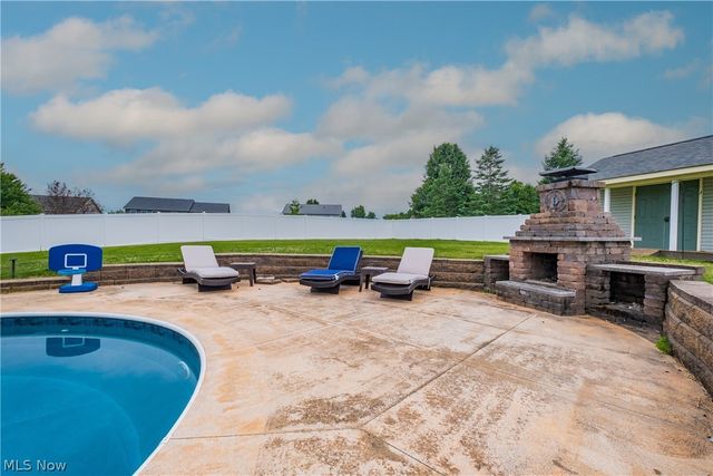 2392 Bowers Street NW, Uniontown, OH 44685