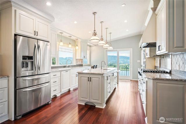 18 Island View Lane, Cathlamet, WA 98612