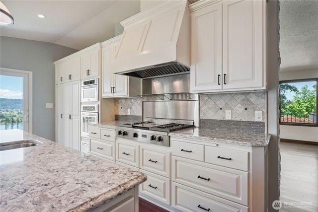 18 Island View Lane, Cathlamet, WA 98612