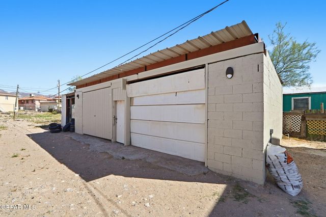 8038 N Desert Boulevard, Canutillo, TX 79835