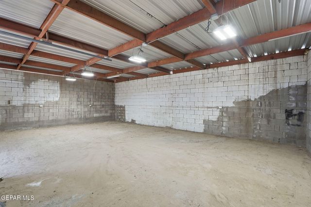 8038 N Desert Boulevard, Canutillo, TX 79835