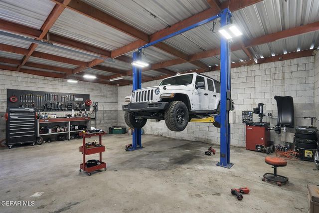 8038 N Desert Boulevard, Canutillo, TX 79835