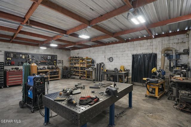 8038 N Desert Boulevard, Canutillo, TX 79835