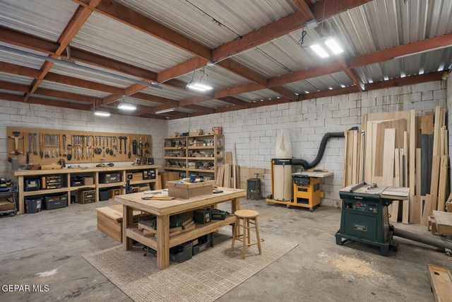 8038 N Desert Boulevard, Canutillo, TX 79835