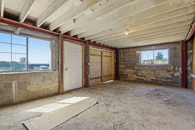 8038 N Desert Boulevard, Canutillo, TX 79835