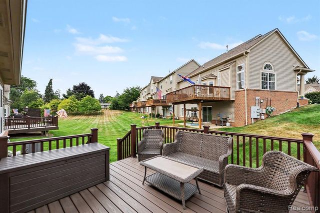 950 Sloane Court, White Lake, MI 48386