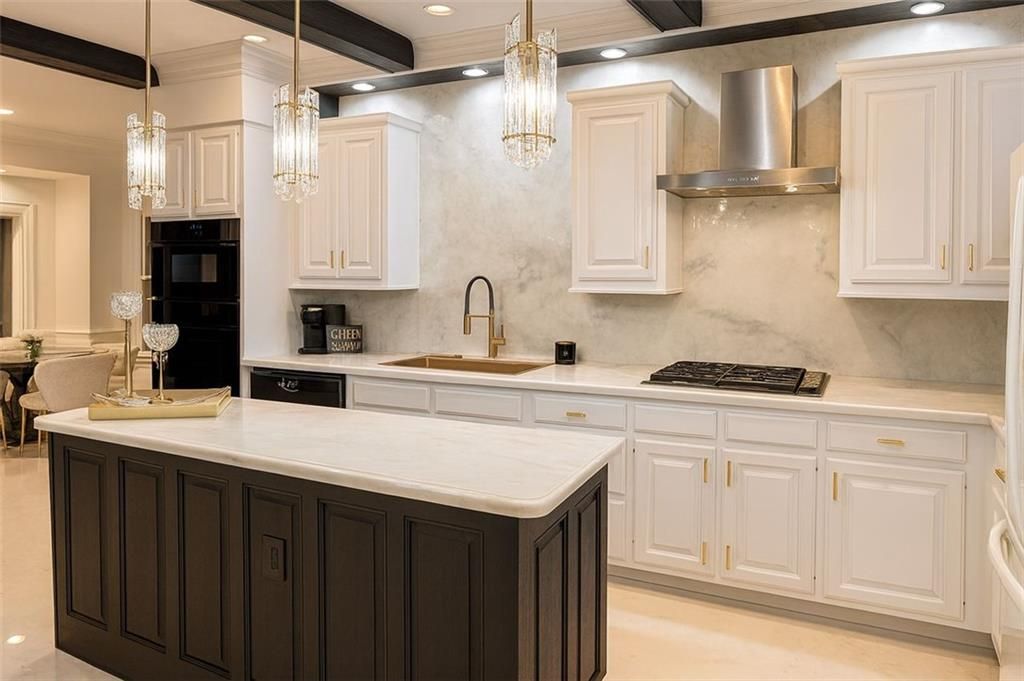 Image 14 of property listing at 4070 RUNNYMEDE Drive SW, Lilburn, GA 30047