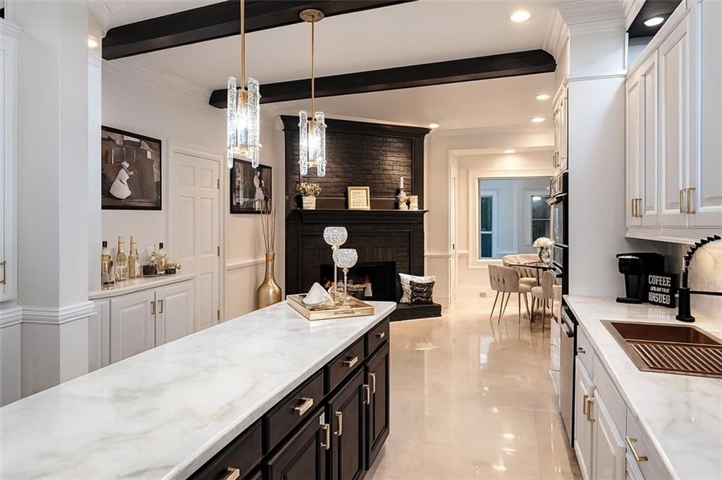 Image 15 of property listing at 4070 RUNNYMEDE Drive SW, Lilburn, GA 30047