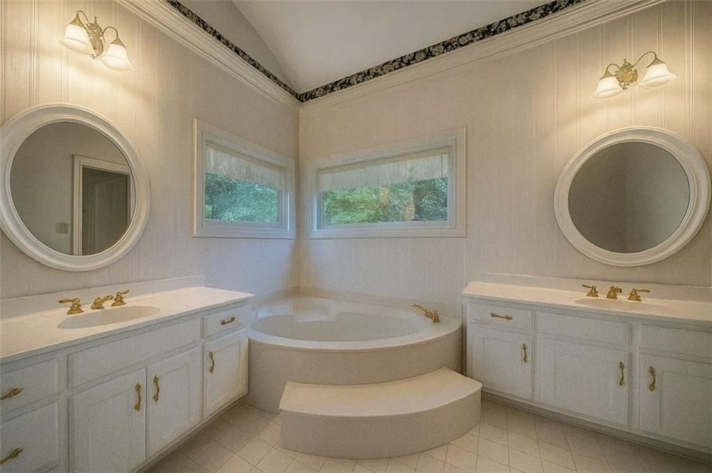 Image 29 of property listing at 4070 RUNNYMEDE Drive SW, Lilburn, GA 30047