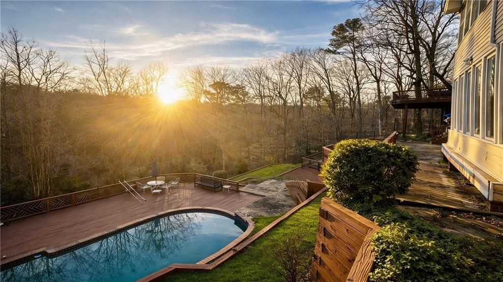 Image 3 of property listing at 4070 RUNNYMEDE Drive SW, Lilburn, GA 30047