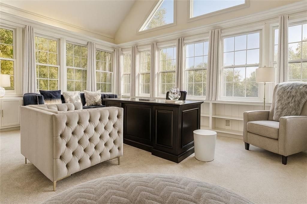 Image 5 of property listing at 4070 RUNNYMEDE Drive SW, Lilburn, GA 30047