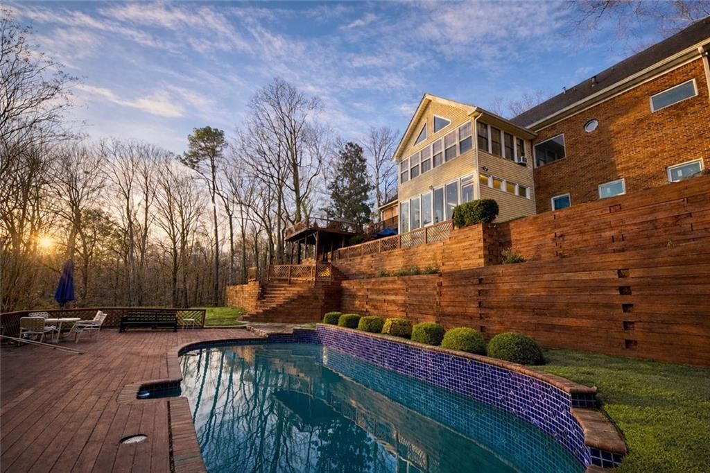 Image 6 of property listing at 4070 RUNNYMEDE Drive SW, Lilburn, GA 30047