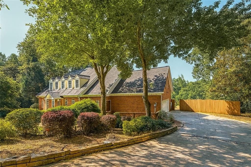 Image 8 of property listing at 4070 RUNNYMEDE Drive SW, Lilburn, GA 30047