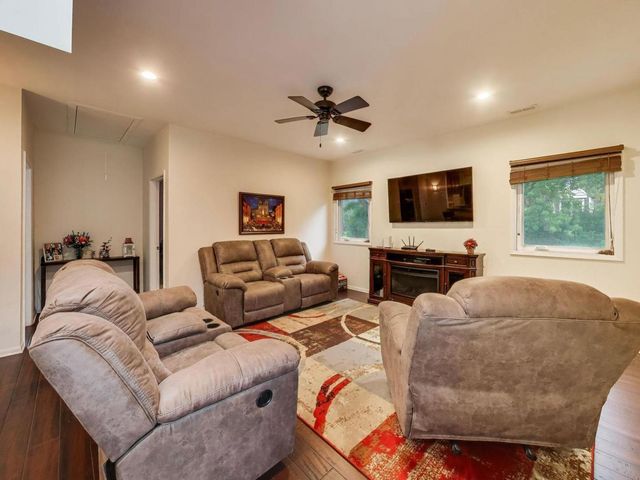 603 Chelmsford Lane, Elk Grove Village, IL 60007