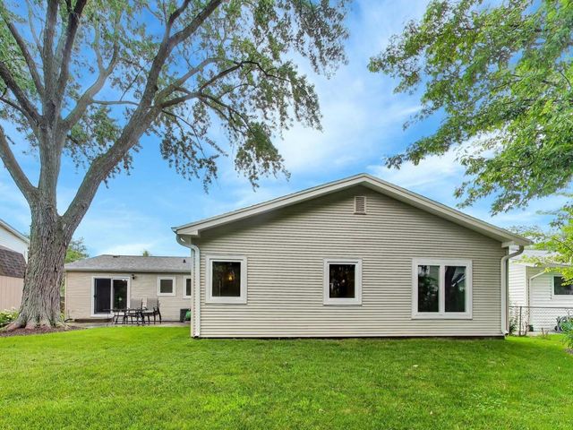603 Chelmsford Lane, Elk Grove Village, IL 60007
