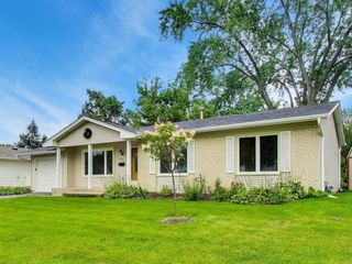603 Chelmsford Lane, Elk Grove Village, IL 60007