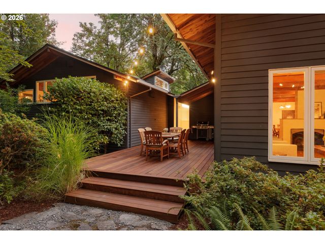 1341 S BUDDINGTON St, Portland, OR 97219