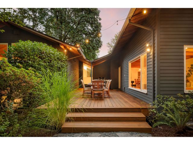 1341 S BUDDINGTON St, Portland, OR 97219
