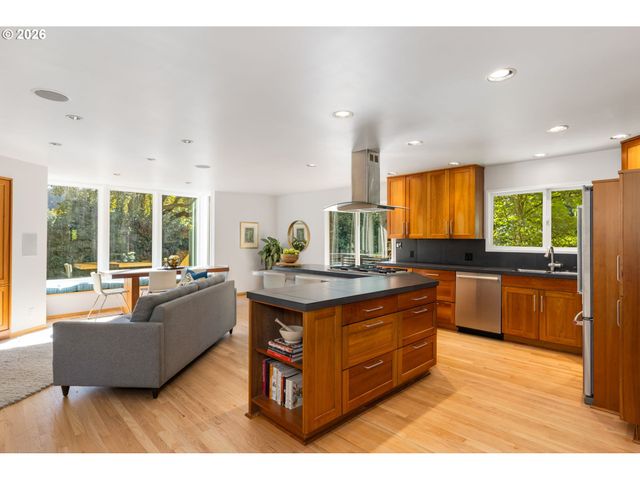1341 S BUDDINGTON St, Portland, OR 97219