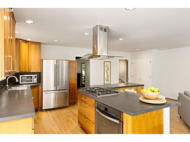 1341 S BUDDINGTON St, Portland, OR 97219