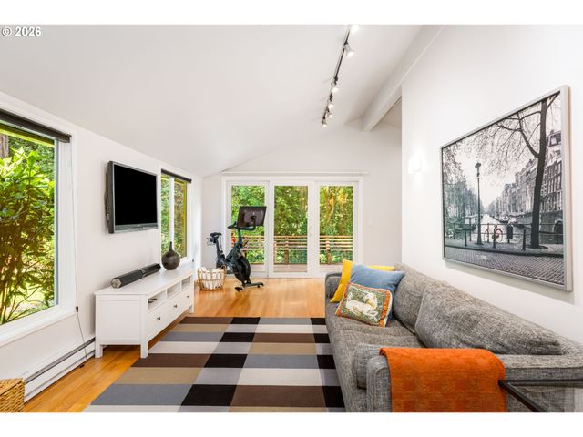 1341 S BUDDINGTON St, Portland, OR 97219