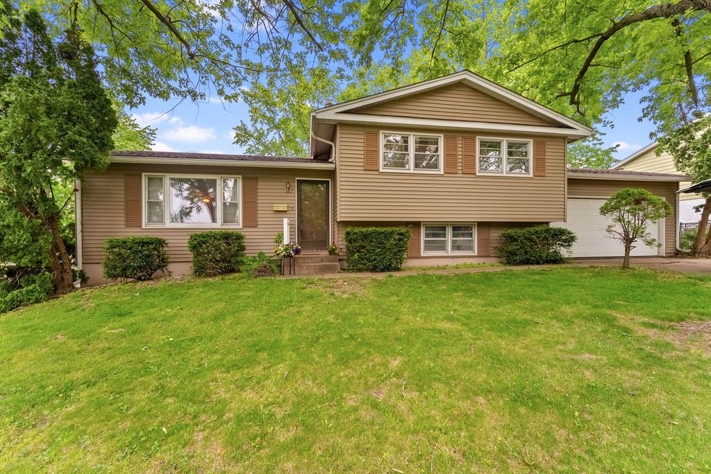 4711 Scott Street, Davenport, IA 52806