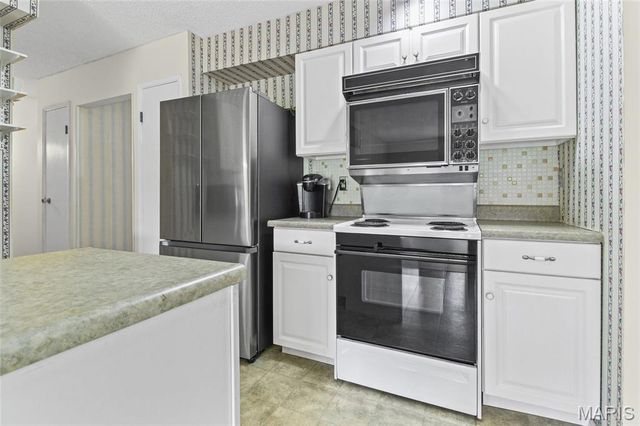 21 Newberry Drive, St Peters, MO 63376