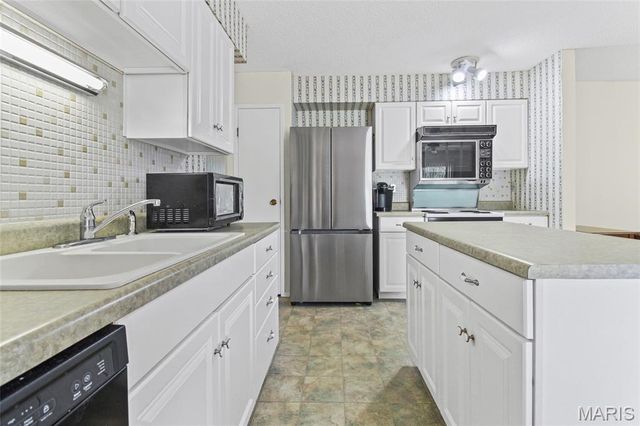 21 Newberry Drive, St Peters, MO 63376