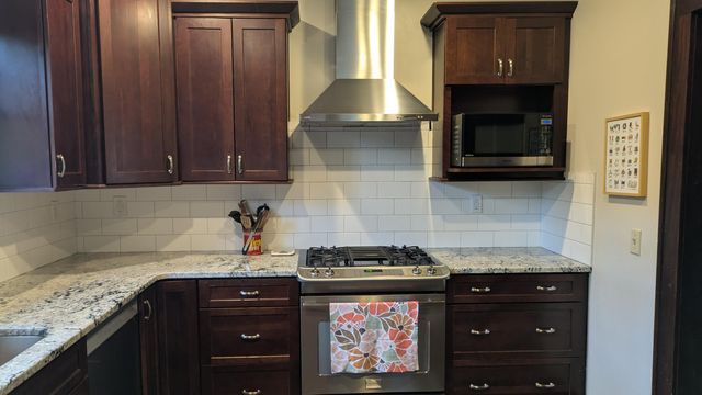 2221 Meadowwood Drive, Toledo, OH 43606