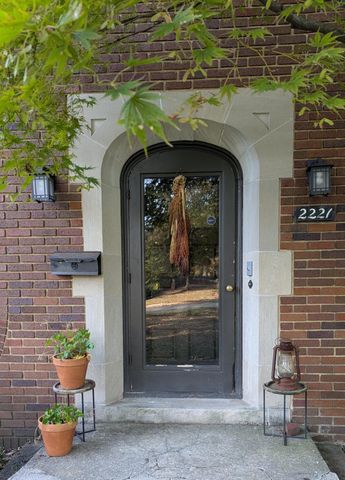 2221 Meadowwood Drive, Toledo, OH 43606