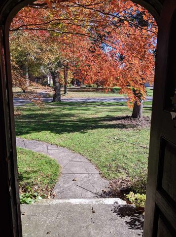 2221 Meadowwood Drive, Toledo, OH 43606