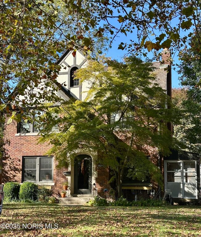 2221 Meadowwood Drive, Toledo, OH 43606