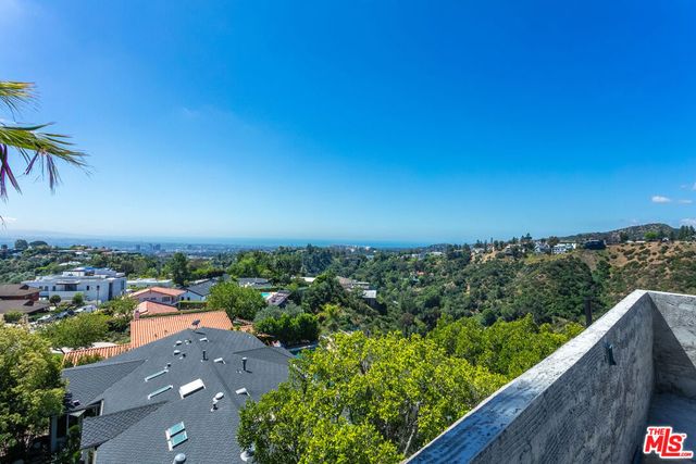 1227 Roberto Lane, Los Angeles, CA 90077