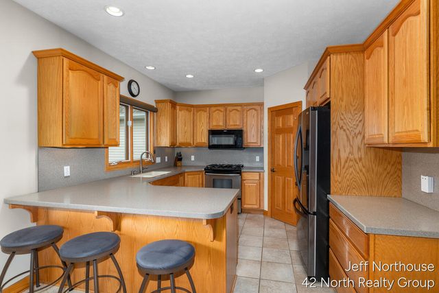 7553 Willow Pointe Drive, Caledonia, MI 49316