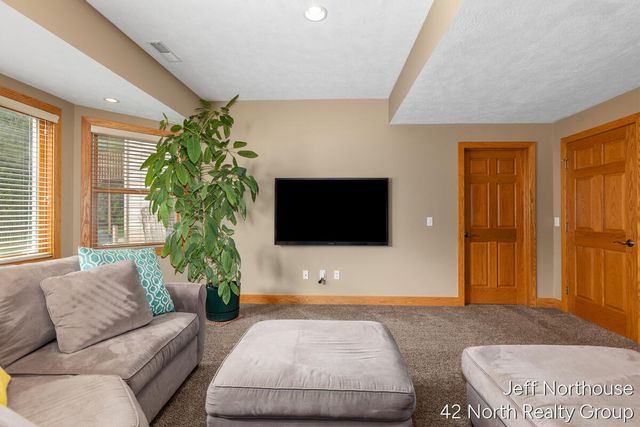 7553 Willow Pointe Drive, Caledonia, MI 49316