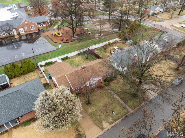 435 Hampshire Court, Webster Groves, MO 63119