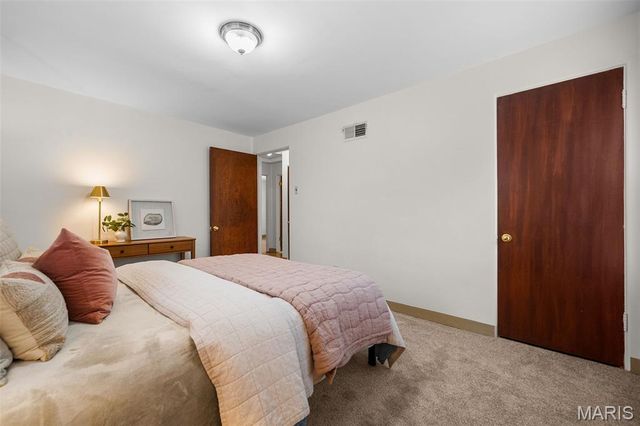 435 Hampshire Court, Webster Groves, MO 63119